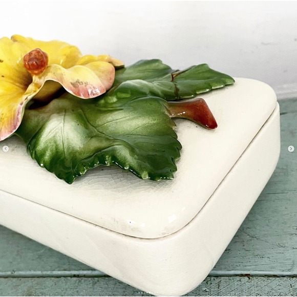 Vintage Dresser Box Trinket Jewelry Vanity Sculpted Yellow Gold Flower Lid - Picture 5 of 8